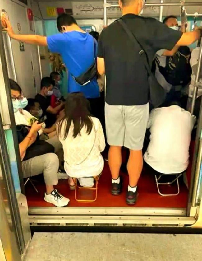上海地铁劝导小板凳行为 通勤困境的无声抗议