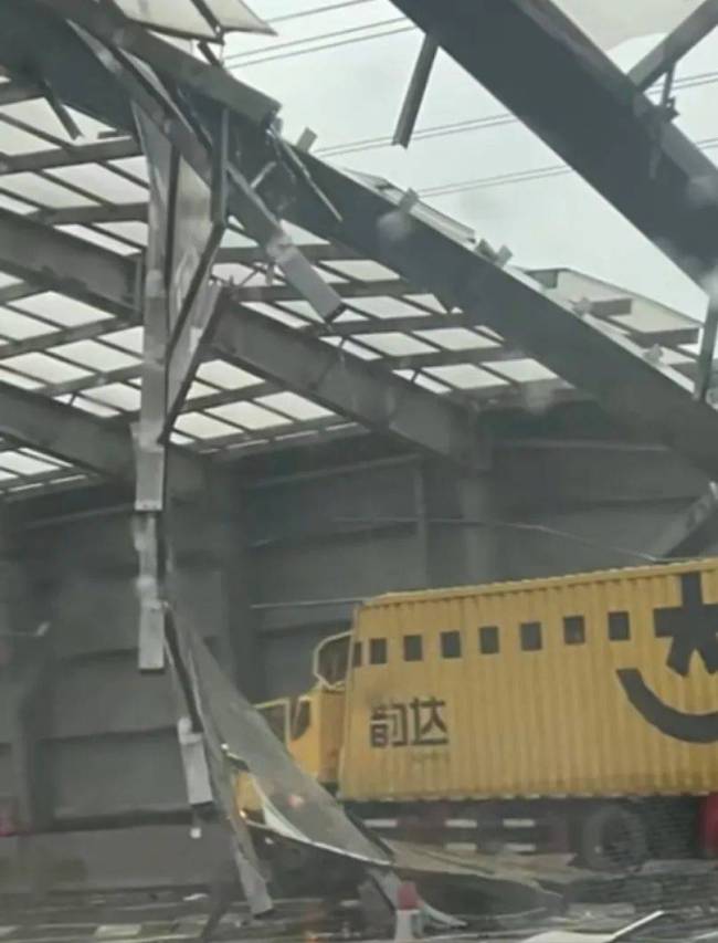 深圳一快速路钢架结构倒塌 快递车撞击引发关注