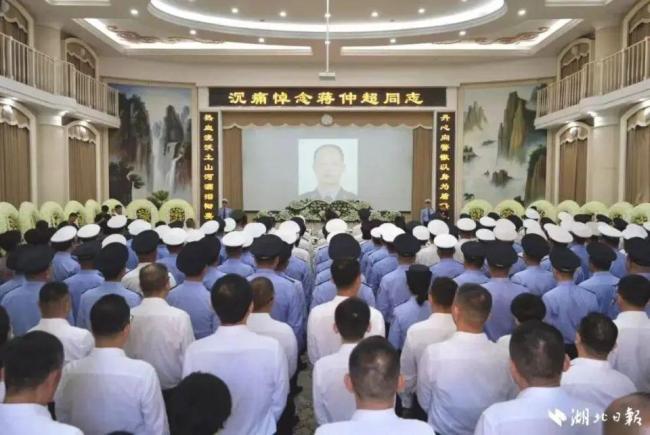交警被頂行犧牲 告別儀式數百人送行