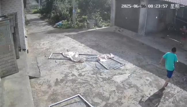 湖南烟花厂爆炸致9死26伤 雨水漫灌引发悲剧