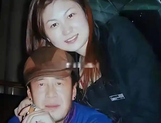 楊坤疑戀情曝光 牽手美女回酒店