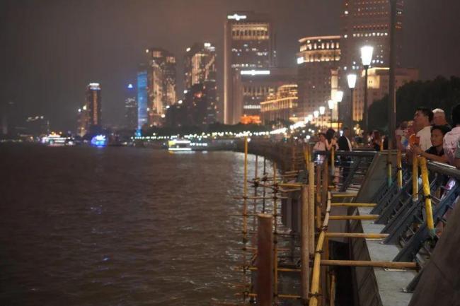 上海外滩观景台“钢管林立” 景观灯修缮进行中