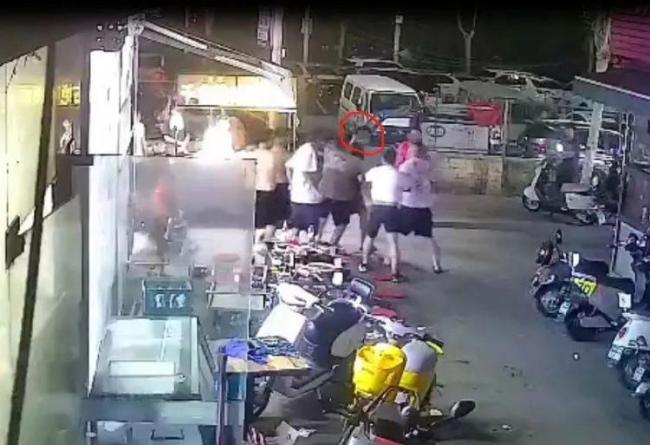 警方回应男子街头“抢小孩” 酒后误会引发争执