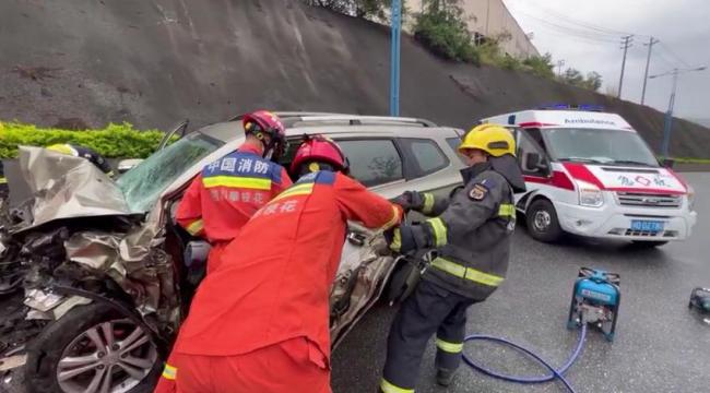 攀枝花2車相撞5人被困