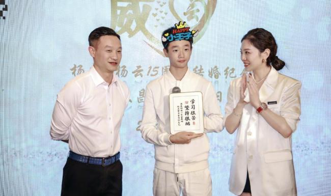 楊威公開兒子香港求學(xué)生活費 自力更生賺外快