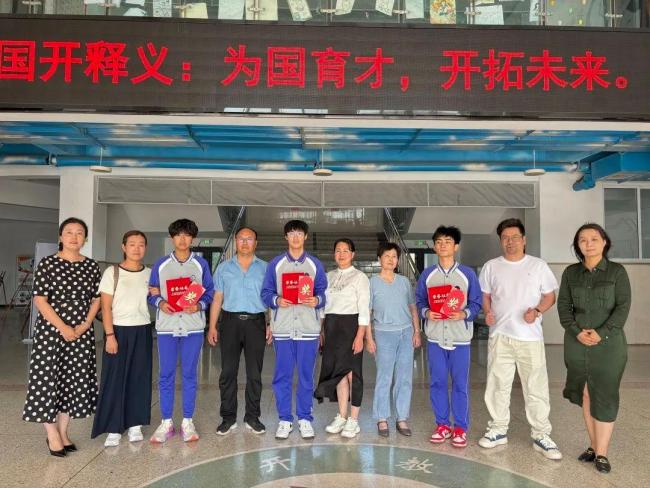 小女孩被困车内 3名学生破窗救人 高温下的生命救援