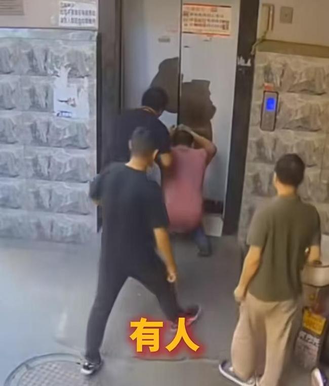 老人骑三轮车撞破电梯门掉进电梯井 老年人电动车安全引关注