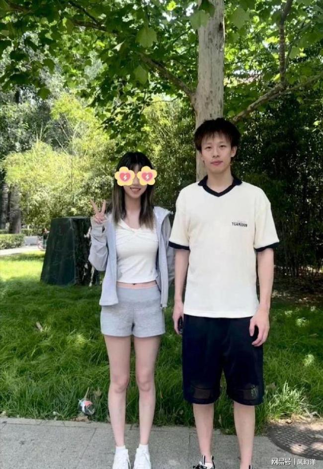 林高遠(yuǎn)陪弟弟參加畢業(yè)典禮 情誼深厚引關(guān)注