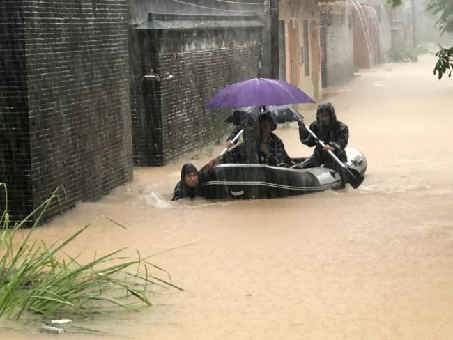 暴雨來襲 村干部連夜呼喊村民轉(zhuǎn)移 連續(xù)奮戰(zhàn)15小時