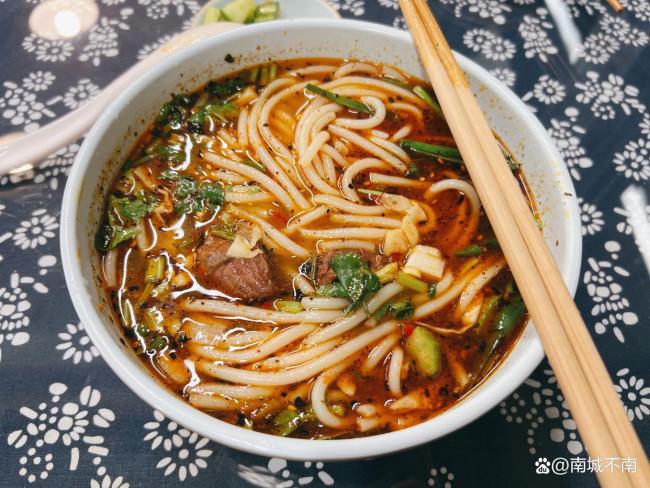 女生吃米線多放麻油險窒息 調(diào)味料安全引關(guān)注