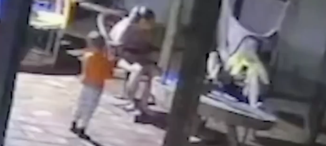 巴西2歲男童意外扣動(dòng)扳機(jī)射殺母親 監(jiān)控曝光悲劇瞬間