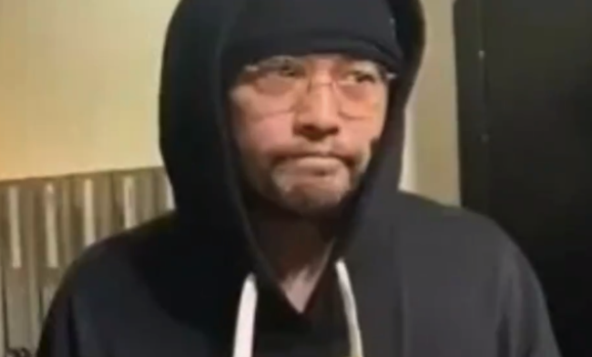 周杰伦患强直性脊柱炎 近照弯腰驼背模样沧桑