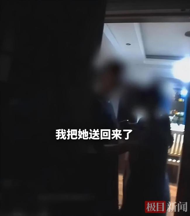 女子因父親生日仍要加班站橋上大哭 民警溫情安慰送回家