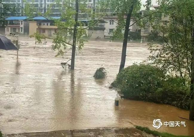 湘西一小區(qū)車庫被淹 4人移車時失聯(lián) 暴雨致災(zāi)情嚴(yán)重
