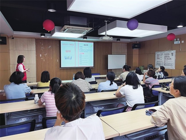 陪診師新職業(yè)在蘇州悄然興起,！陪診師化身老年人就醫(yī)“導(dǎo)航員”