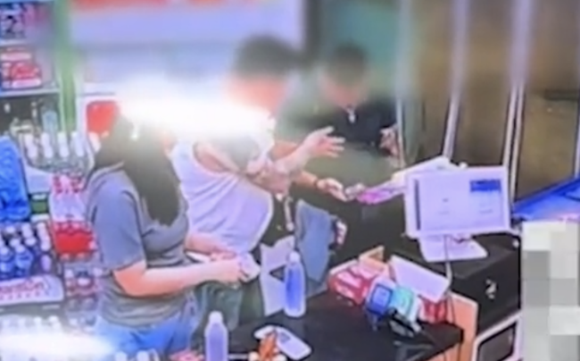 男子购物遭陌生男子袭胸，反抗被殴打致骨折 摸你怎么的？