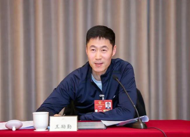 王励勤回应王楚钦球拍事件 基本解决全程跟踪