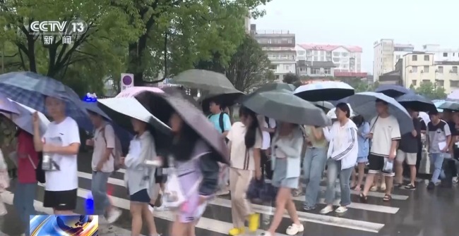 皮划艇护送考生 湖南桑植多部门暴雨中护考