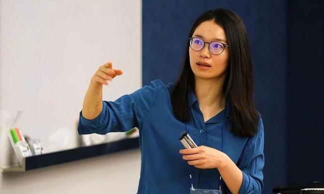 王虹韦东奕课后讨论似对暗语 数学之光交汇