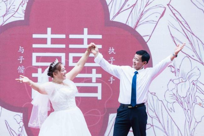用四场银发婚礼完成毕业答辩 传承与创新的婚庆实践