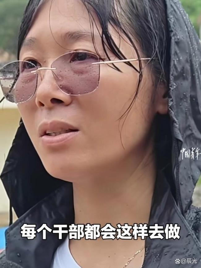村干部暴雨夜巡查被洪水侵襲的村子