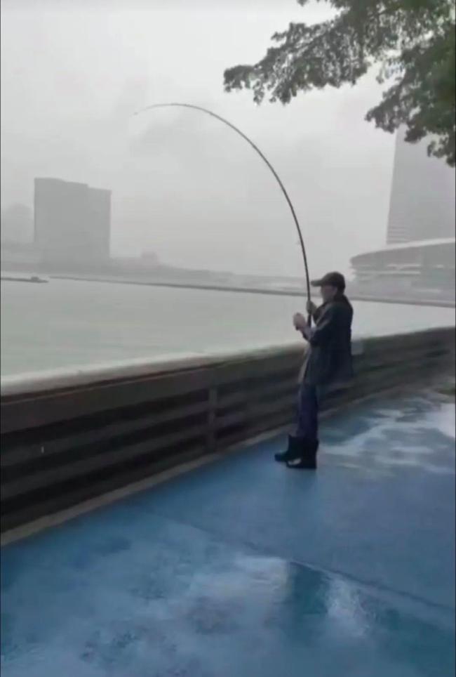 男子暴雨釣上72斤石斑魚3000元賣出