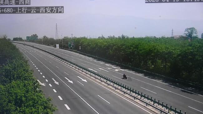 多人騎摩托在高速路飆車(chē)被抓 最高速度達(dá)304km/h