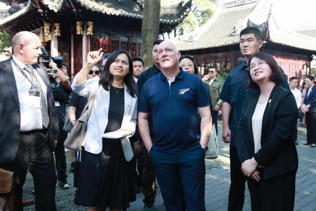 新西兰总理在上海当起618促销员 中新合作添活力