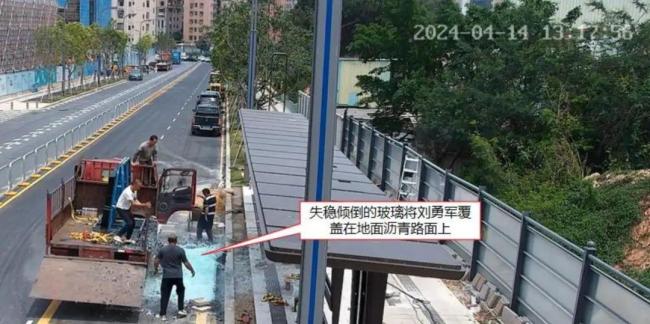 公司副总亲自送货被压倒身亡 玻璃卸运失稳倾倒致悲剧