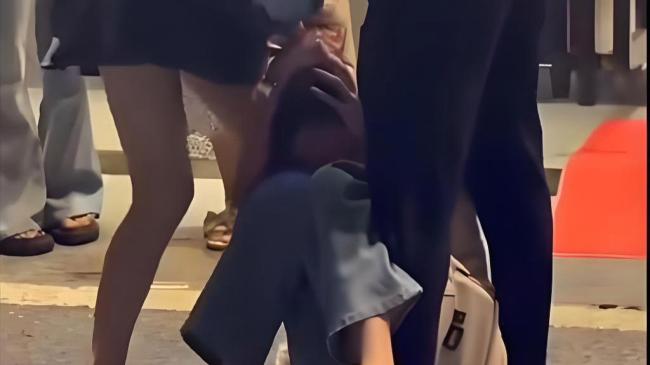 11岁女孩独自乘电梯 遭成年男子撕扯头发暴力拖拽 醉酒施暴引关注