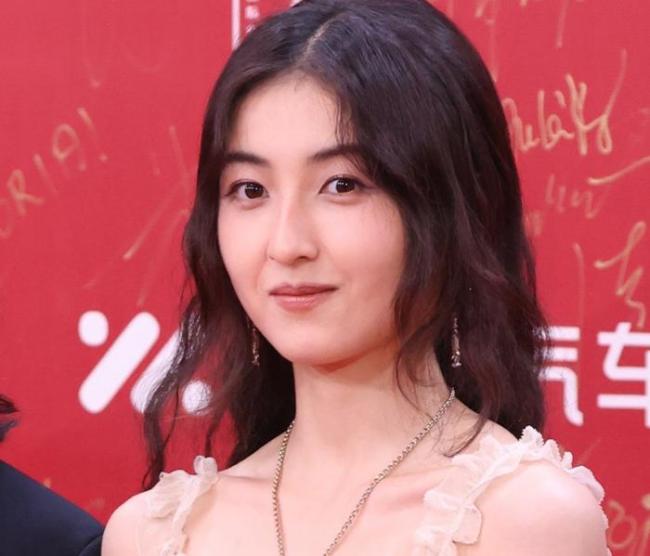 上影节闭幕式多位女明星走红毯 红毯争艳各具风采