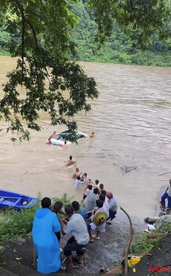 河水突漲車輛被淹 村民齊心救援