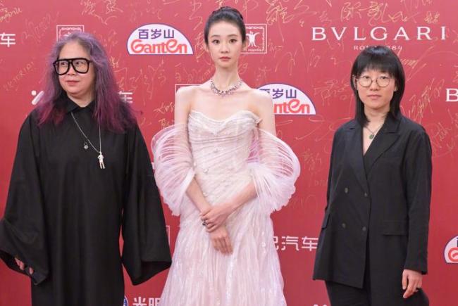 上影节闭幕式多位女明星走红毯 红毯争艳各具风采