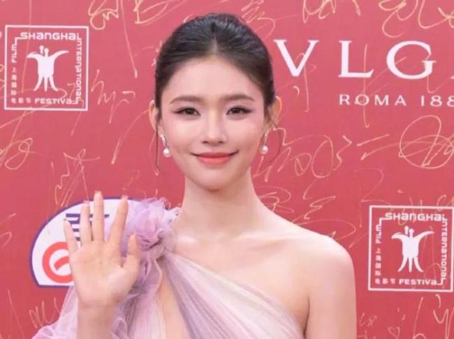 上影节闭幕式多位女明星走红毯 红毯争艳各具风采