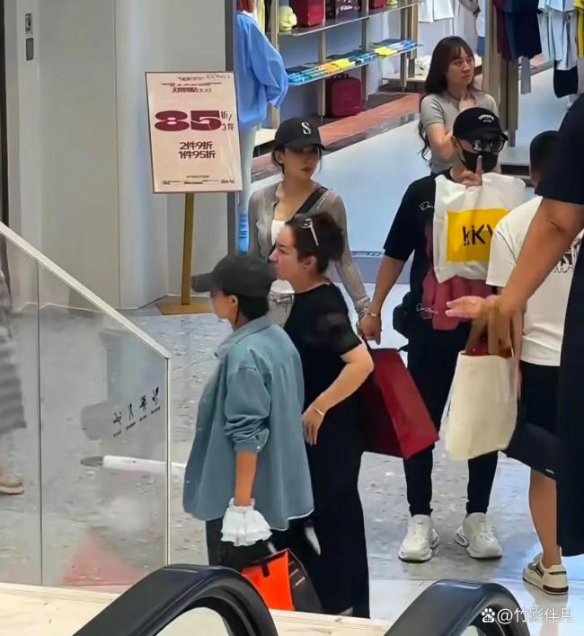 汪峰与女友新疆逛街 怕她走丢的小心谨慎