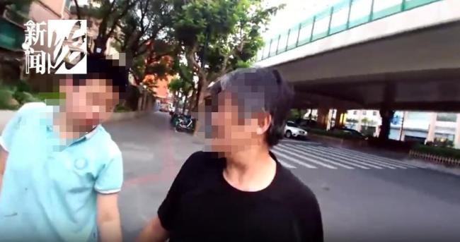 坐街边开导哭泣男孩的民警找到了 暖心举动获赞无数