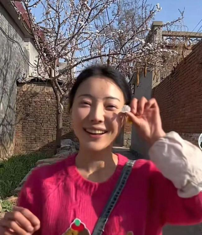 河南27岁女生乡村卖货走红 小货车架起爱心桥