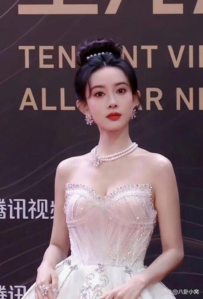 孟子义又带病工作？孟子义手贴医用胶布出席活动引热议