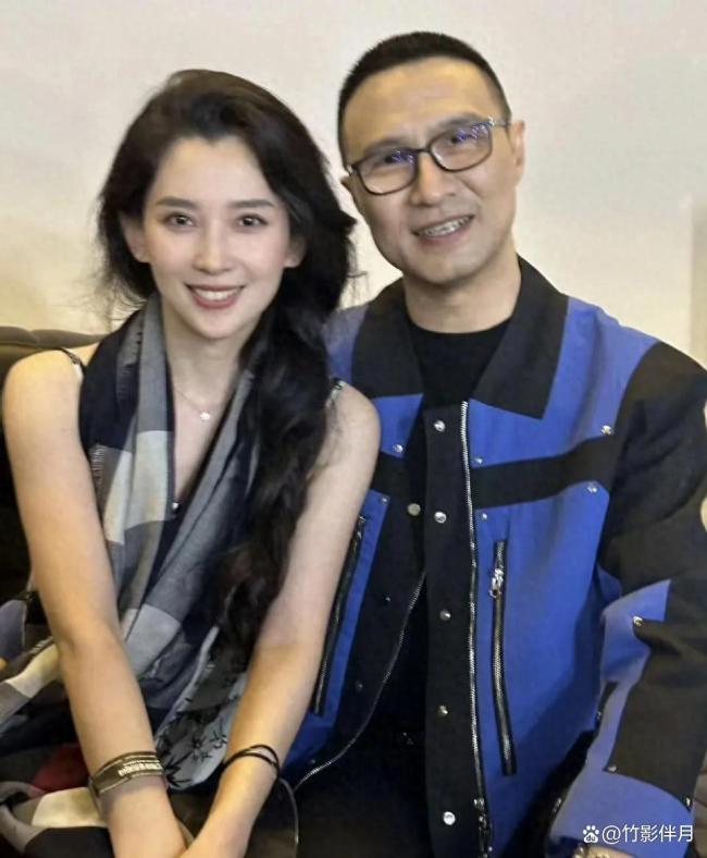 汪峰与女友新疆逛街