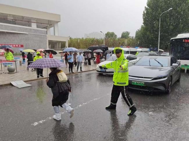 学生拄拐赴考民警撑伞搀扶 温情守护显初心