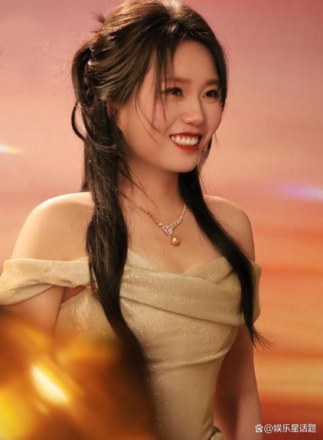 李雪琴礼服造型亮相被夸瘦了 华丽转身惊艳全网