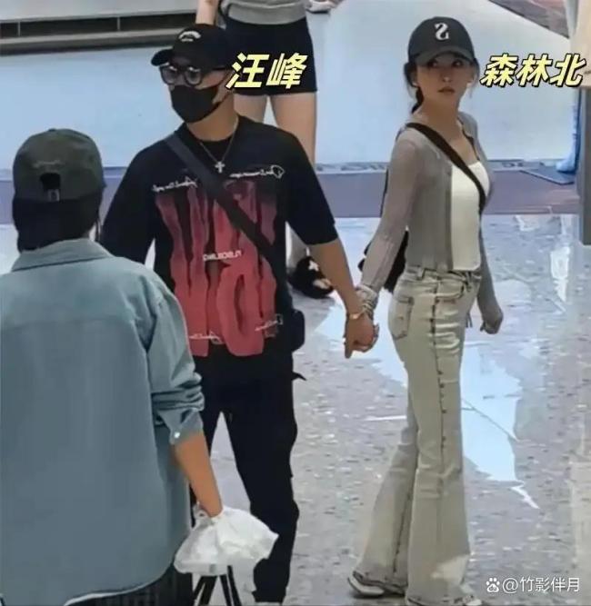 汪峰与女友新疆逛街 怕她走丢的小心谨慎