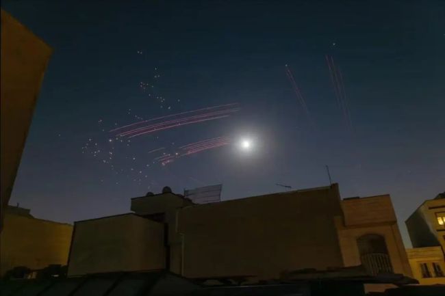 留學(xué)生稱無(wú)人機(jī)在伊朗樓頂上空爆炸：4天幾乎沒合眼,，看到五星紅旗很激動(dòng)