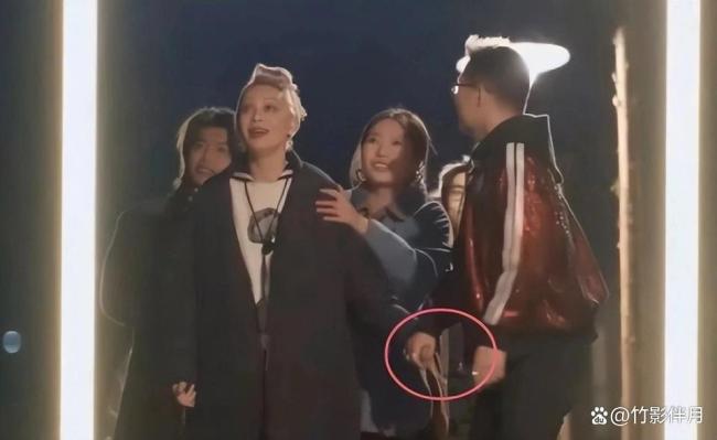 汪峰与女友新疆逛街 怕她走丢的小心谨慎