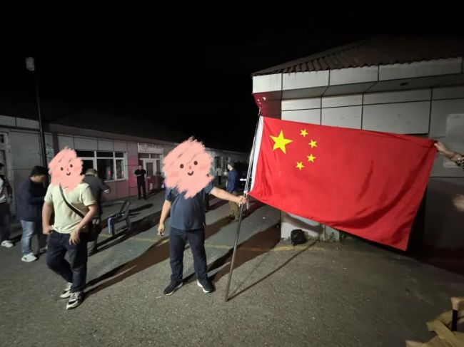 留学生称无人机在伊朗楼顶上空爆炸：4天几乎没合眼，看到五星红旗很激动