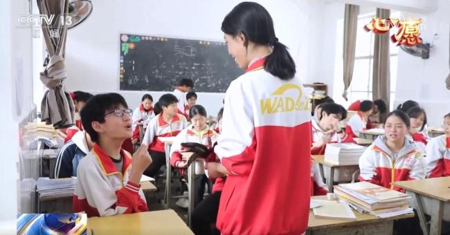 少年坚持三年背同学上学 一起奔赴中考考场