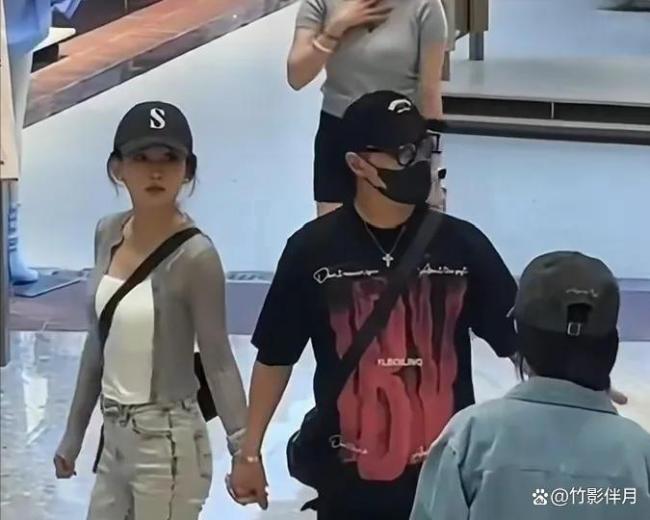 汪峰火速飞到乌鲁木齐安抚女友，与森林北逛街，是恩爱小情侣状态 怕失去的真情流露