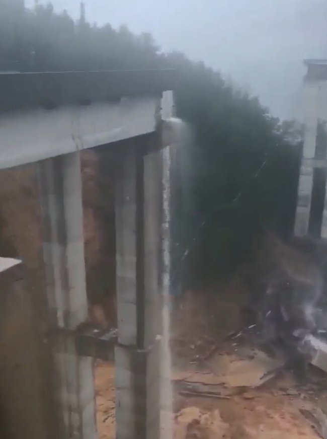 厦蓉高速一高速桥因持续强降雨垮塌 引桥变形致交通管制