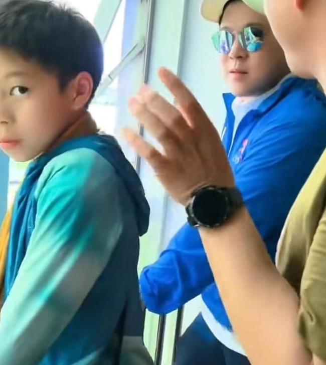 霍启刚陪儿子参观驻港部队军营 父子情深共体验军人精神