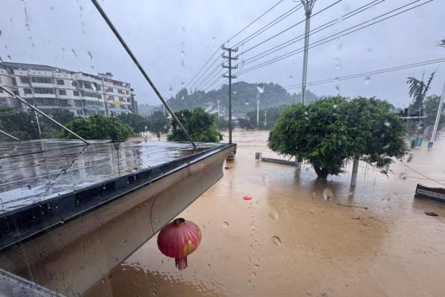 村超球场10分钟被淹没 洪水来袭引发关注